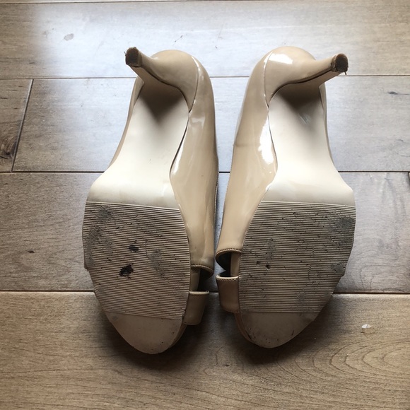 Madden Girl - Beige patent leather peep-toe pumps. Size 7.5 - Picture 4 of 4